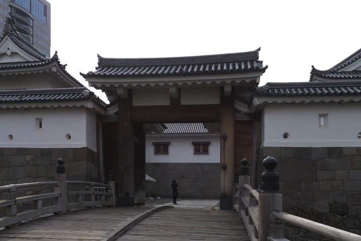 中堀の東御門(高麗門)