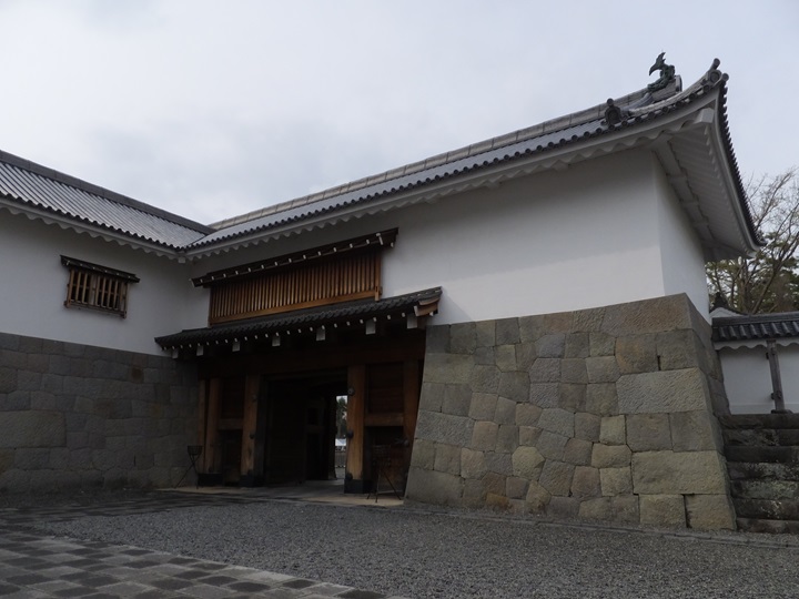 中堀の東御門(櫓門)