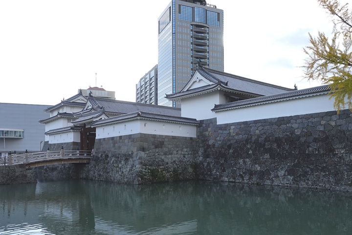 中堀東側と東御門