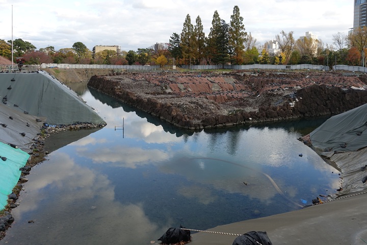 天守台石垣・堀(北西隅)