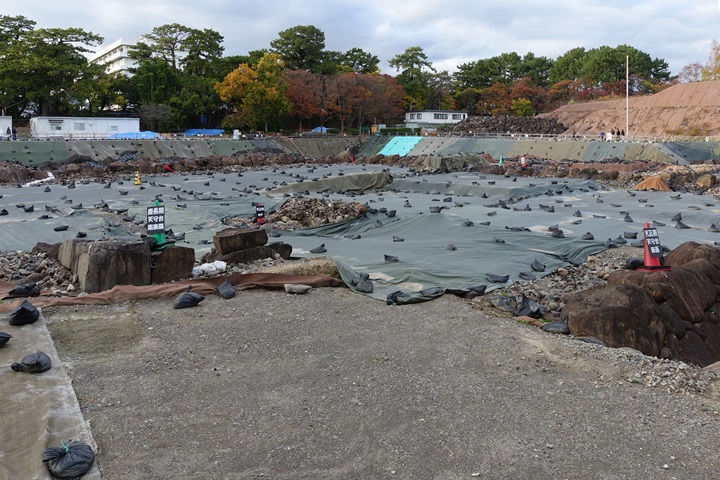 天守台跡(本丸側から)天守台(内堀・東南隅)