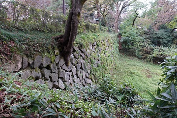 本丸から土橋の石垣UP［西内濠側］