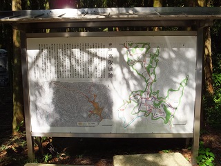 壺坂口門への入口の案内板