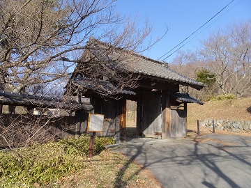 切り詰めた大手門