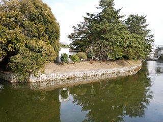 二の丸を堀を挟んで三の丸から