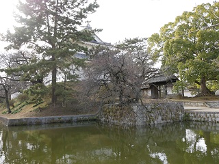 霞門と東櫓を本丸堀を挟んで