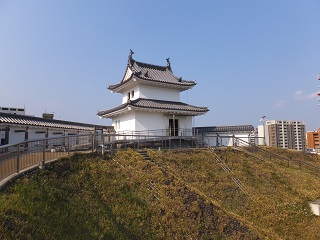 城址公園の内側から清明台櫓