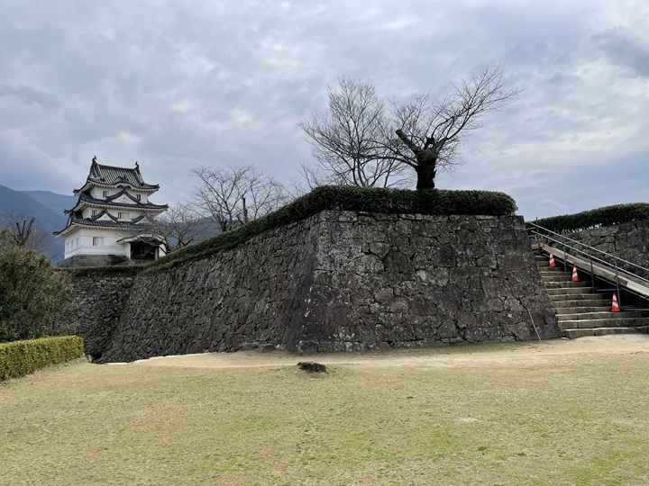 本丸石垣と天守