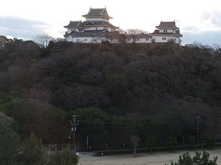 西外堀の外から天守