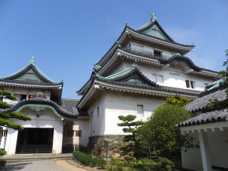 天守曲輪内から大天守と小天守