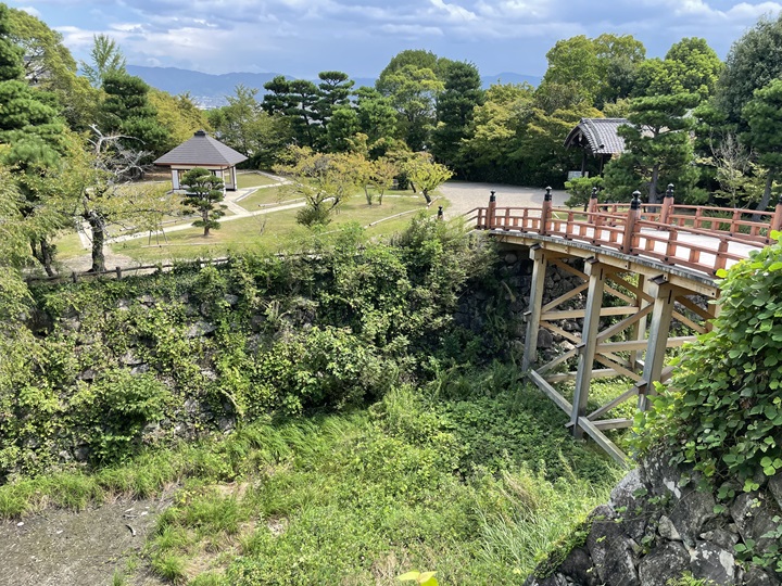 本丸から極楽橋・毘沙門郭