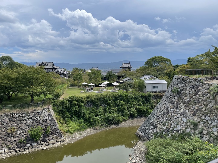 本丸から毘沙門郭・追手門