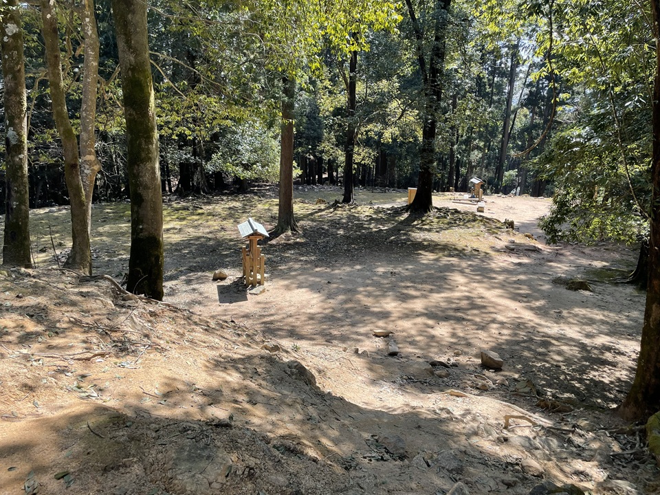 本丸上段跡からの本丸と二ノ丸