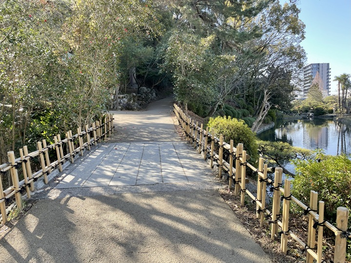 内堀を渡る石橋