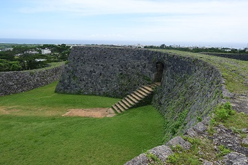 一の曲輪石垣と石門